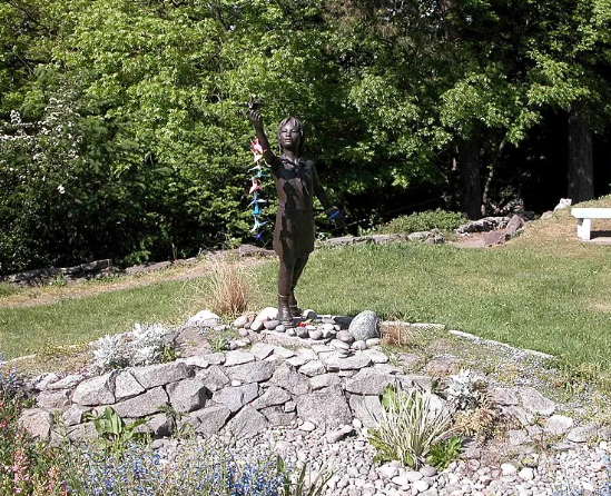 تمثال إحدى ضحايا هيروشيما بحديقة ستايل قبل سرقته