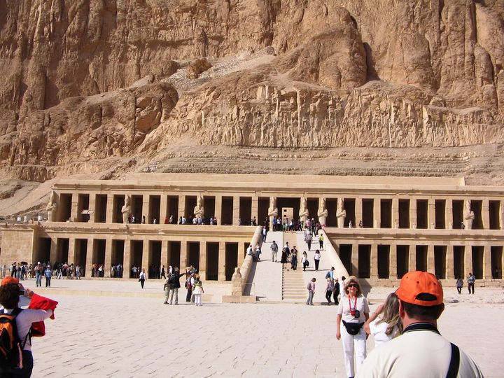جانب من الزيارات السياحية فى معبد الملكة حتشبسوت