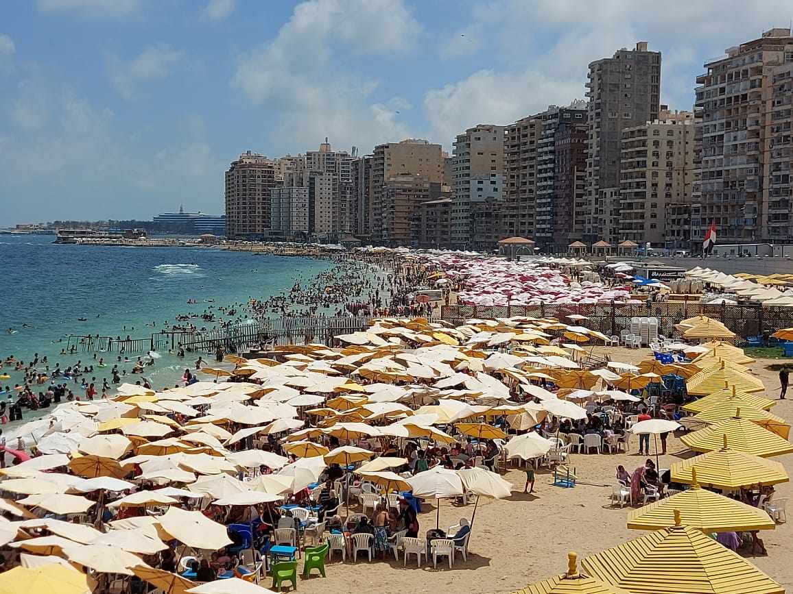 الإقبال علي شواطئ الإسكندرية في موسم الصيف