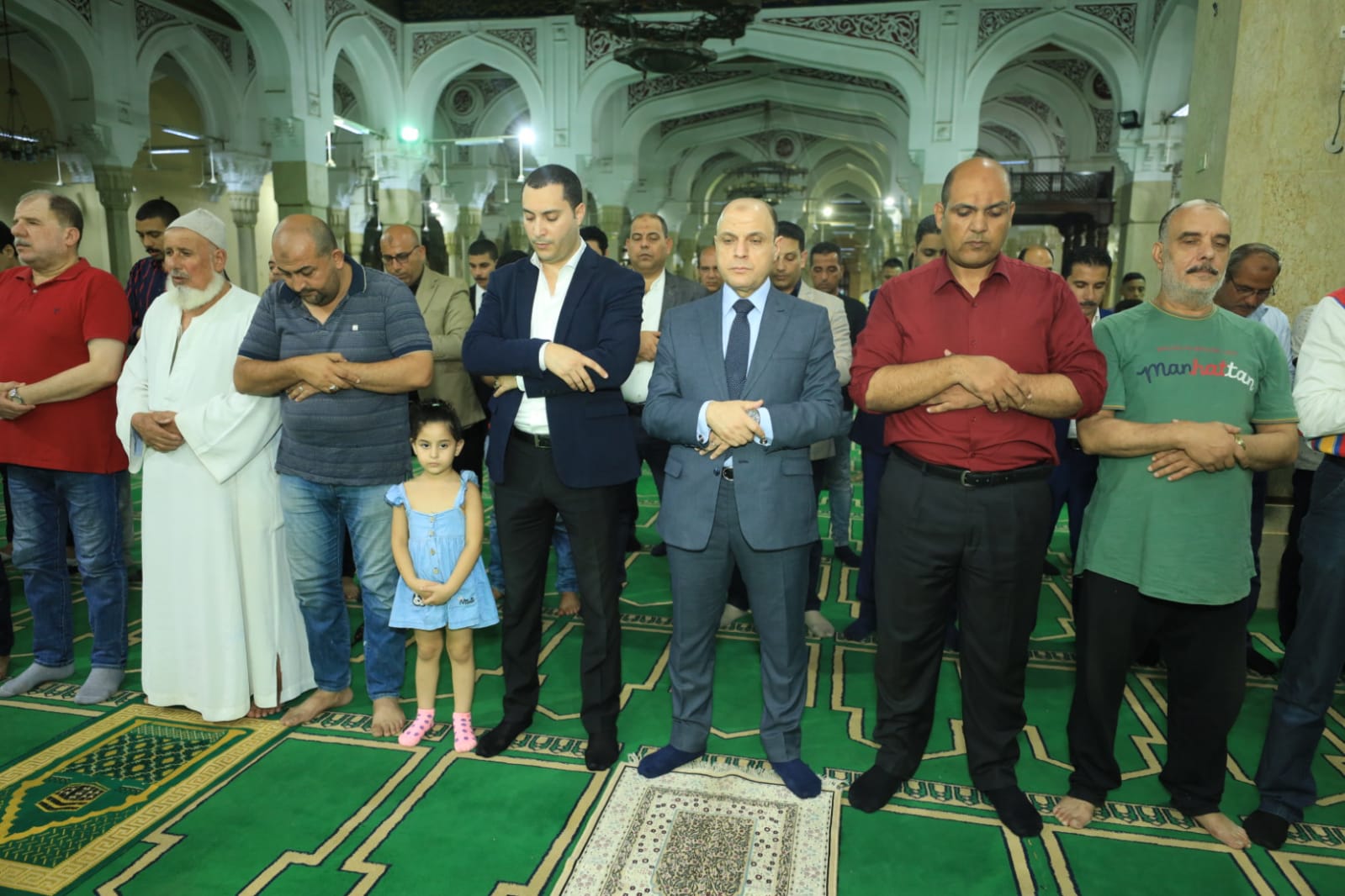 محافظ كفر الشيخ يؤدي الصلاة بمسجد العارف بالله الدسوقي