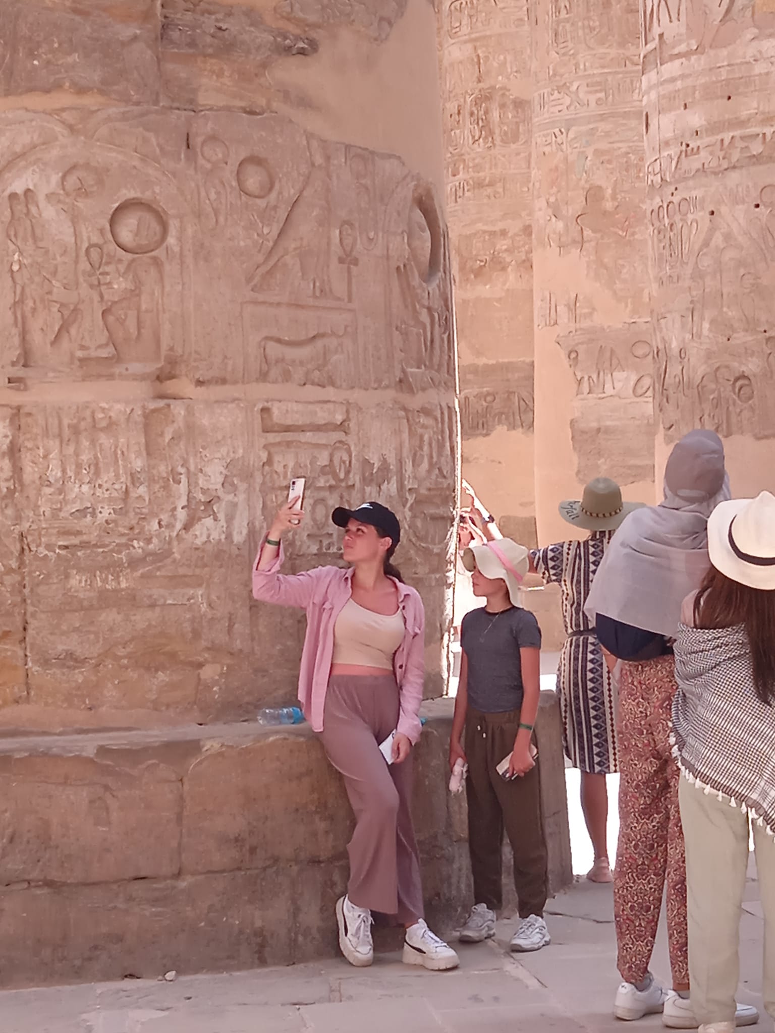 الأجانب يلتقطون الصور التذكارية فى المعابد الفرعونية