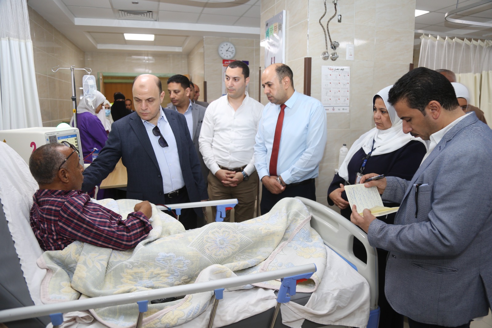 محافظ كفر الشيخ يطمئن على حالة المرضى بمستشفى بلطيم