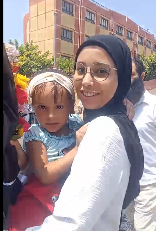 طفلة تهدي الورد لخالتها بكفر الشيخ 