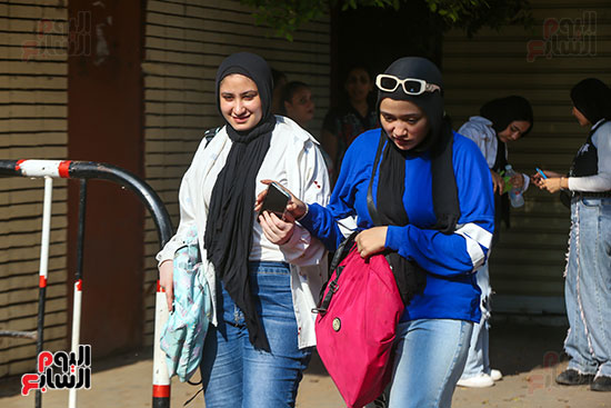 طالبات يتوجهن لأداء امتحان الأحياء للثانوية