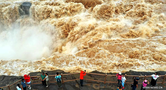 توافد الماوطنون على نهر شلال هوكو فى الصين