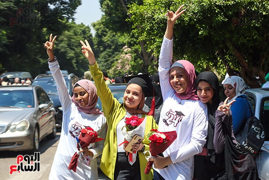 طالبات يشيرن بعلامة النصر