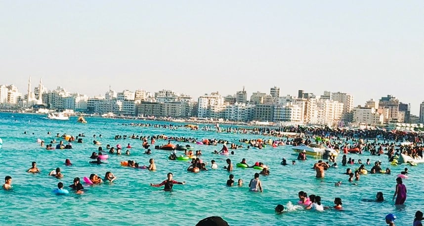 شاطئ الغرام والخليج يفصله عن مدينة مرسى مطروح