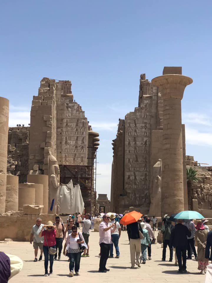 إقبال سياح العالم على المعابد الفرعونية رغم حرارة الشمس