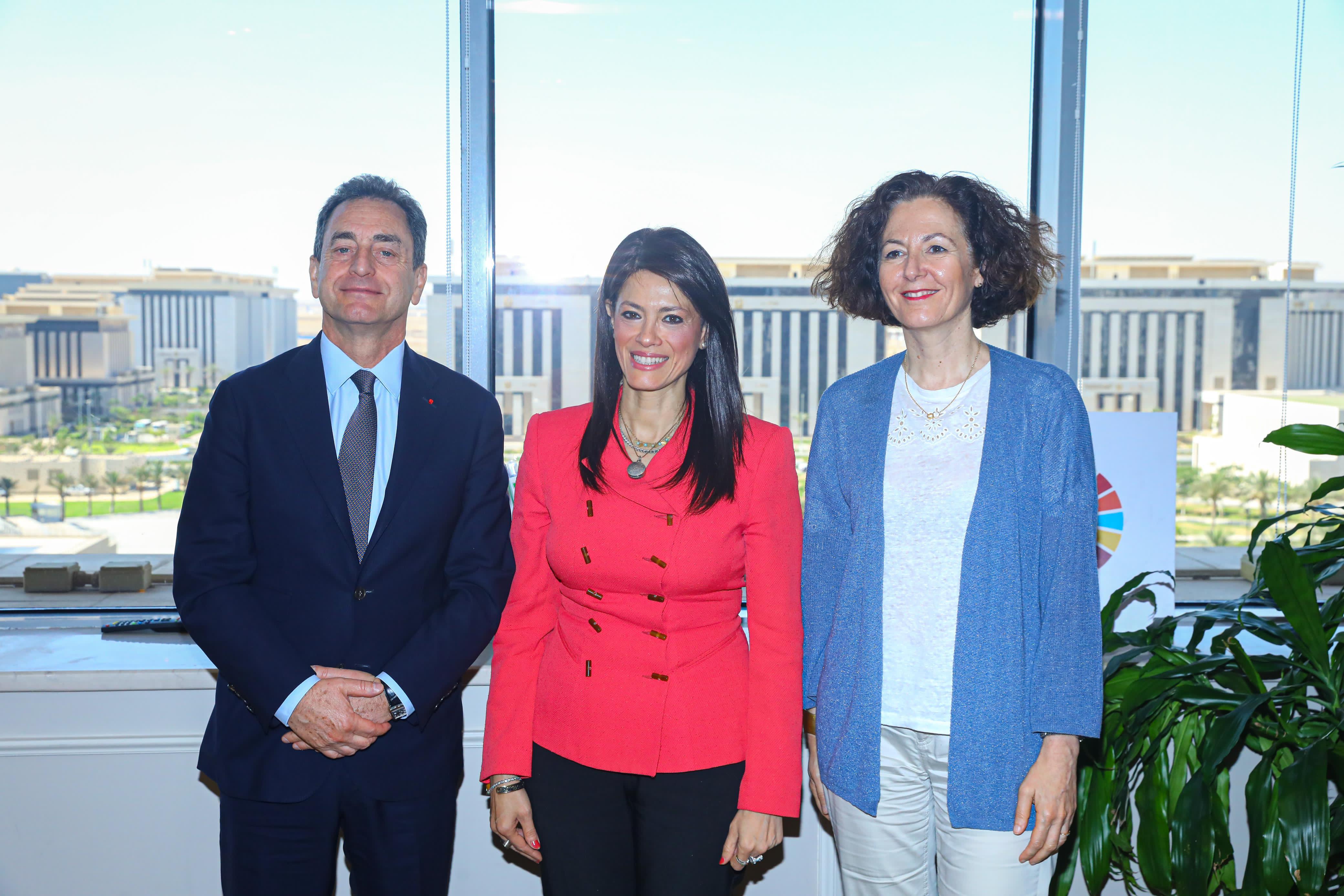 رانيا المشاط تلتقي السفير الفرنسي ورئيسة الشئون الثنائية بوزارة الاقتصاد الفرنسية (2)