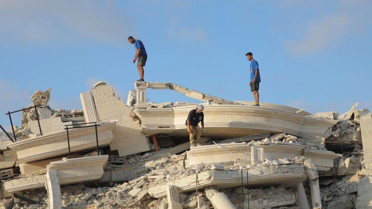 شباب فلسطينيين يحاولون إصلاح ما يمكن من منازلهم