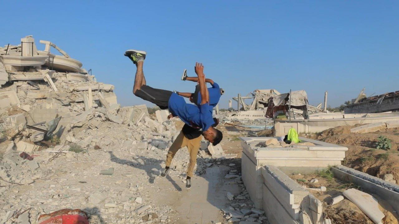 شباب فلسطينيين يلعبون على أنقاض منازلهم