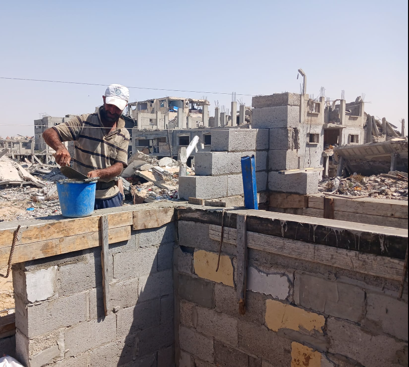 مواطنون يصلحون منازلهم في غزة بعد تدميرها على يد الاحتلال