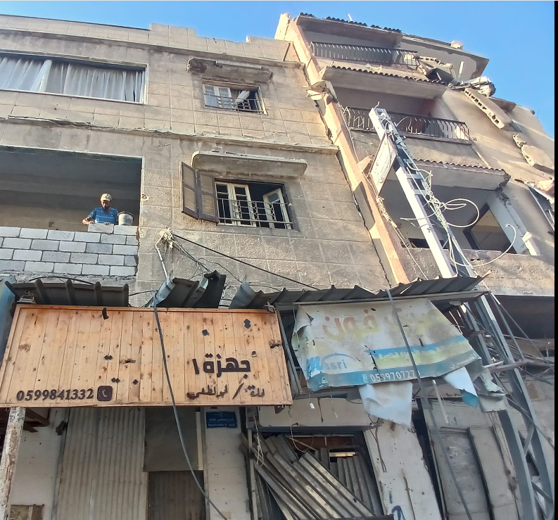 إصلاح بعض المنازل المدمرة جزئيا في غزة