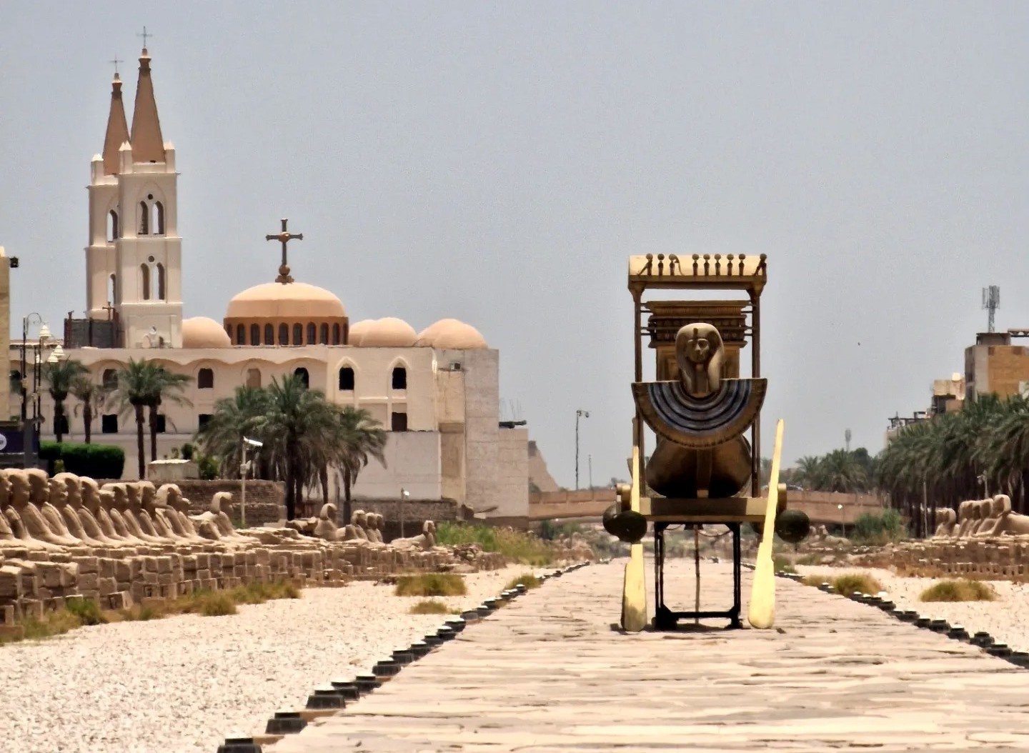 طريق الكباش الفرعونى يجذب السائحين لزيارته بالأقصر