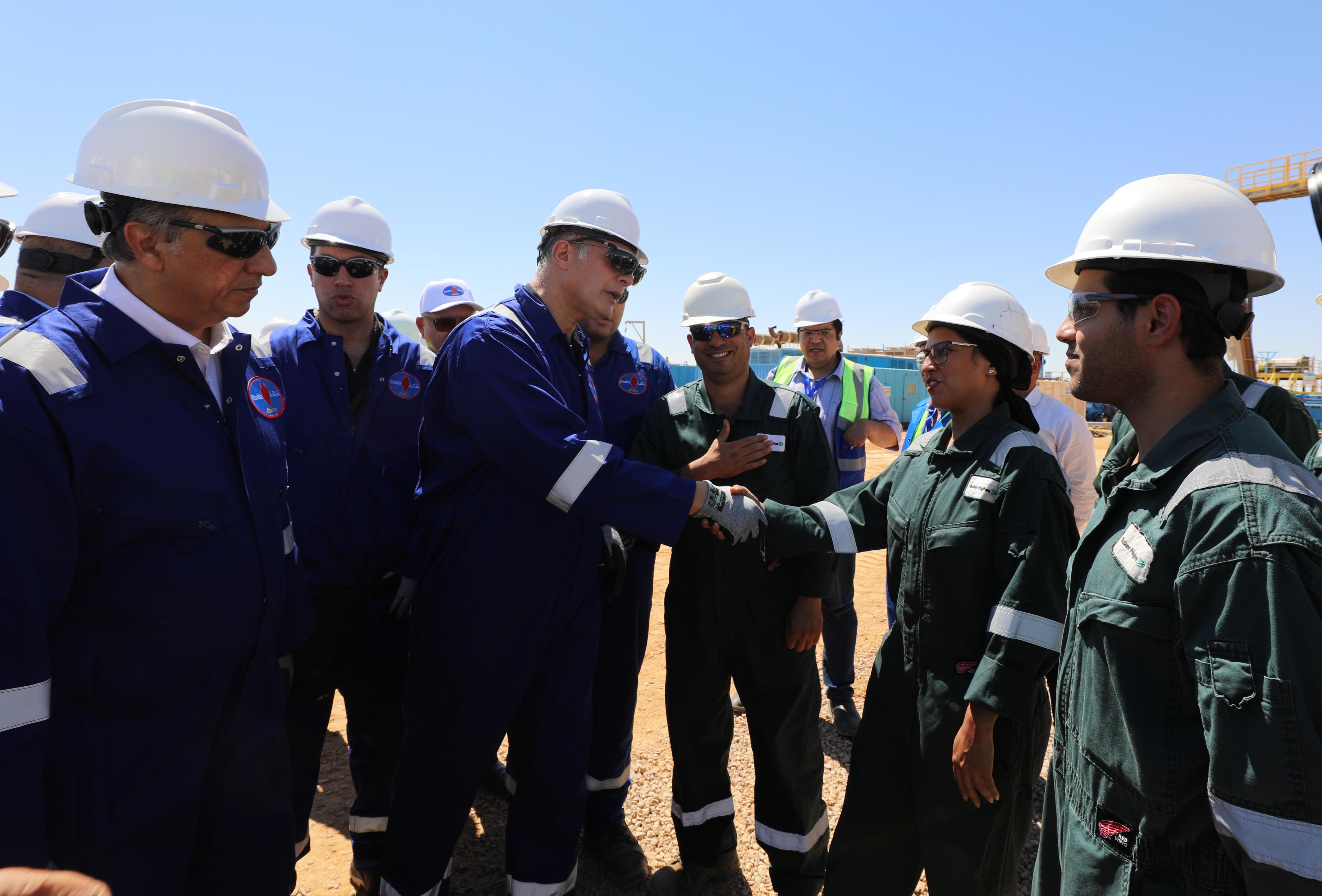وزير البترول يصافح العاملين بحقول الصحراء الغربية