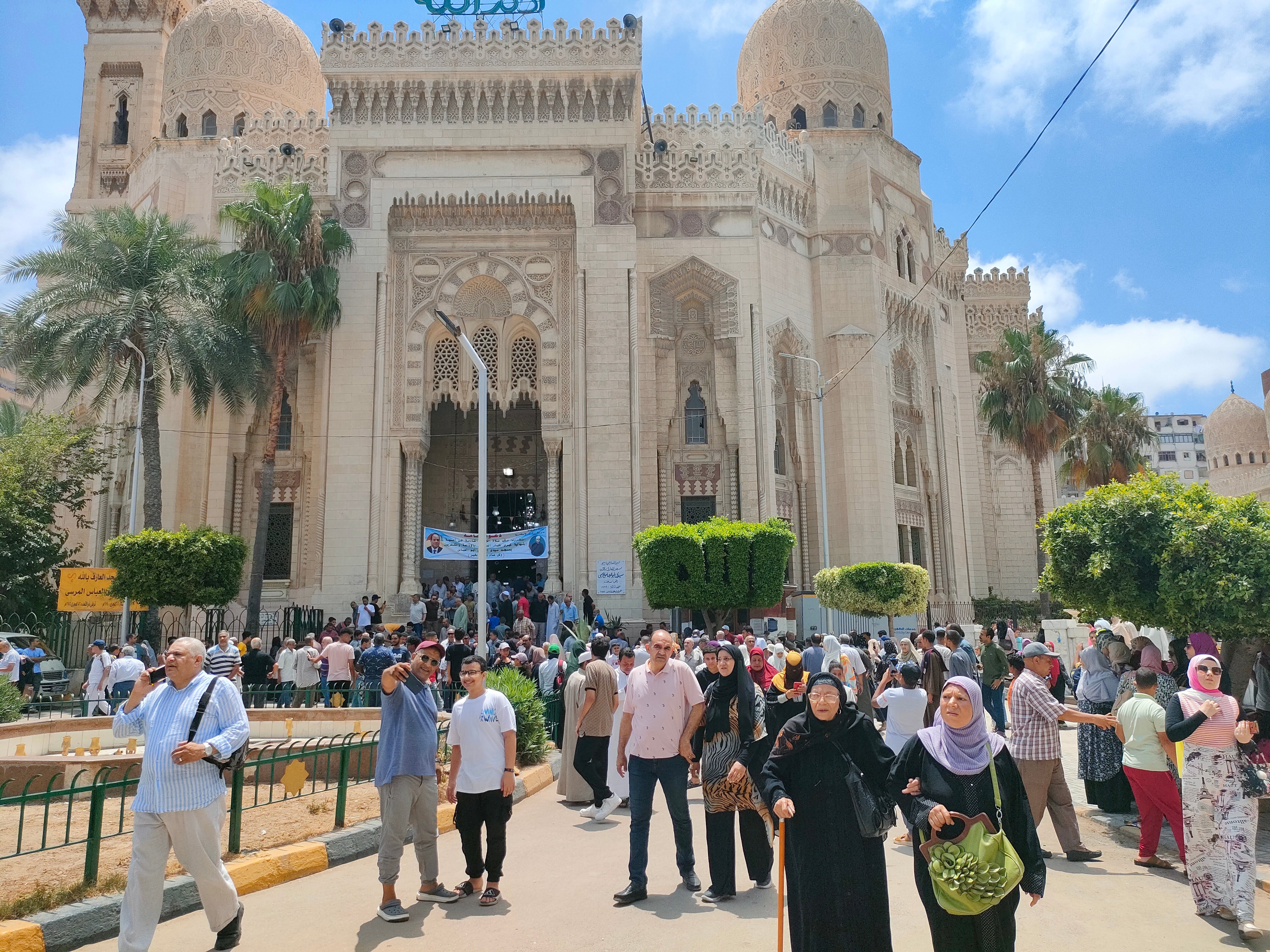 الزائرين علي مسجد المرسي ابو العباس بالإسكندرية