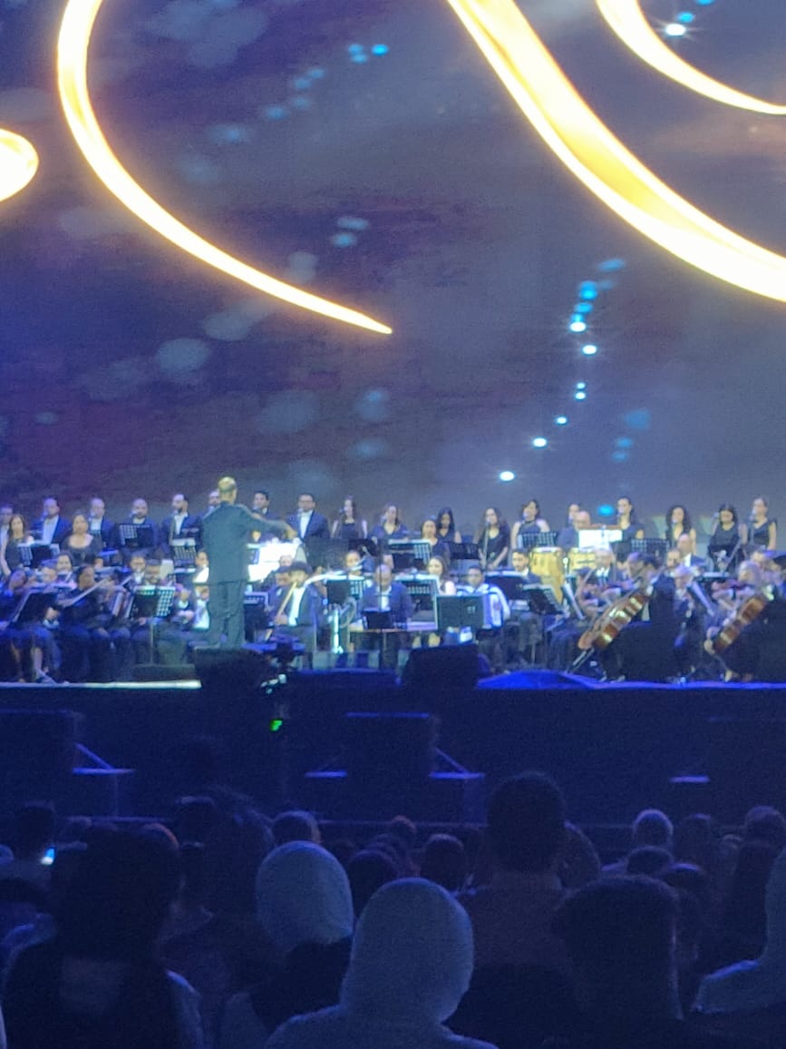 صعود نادر عباسي إلى مسرح العلمين وعزفه برفقة الفرقة قبل حفل ماجدة الرومي (1)