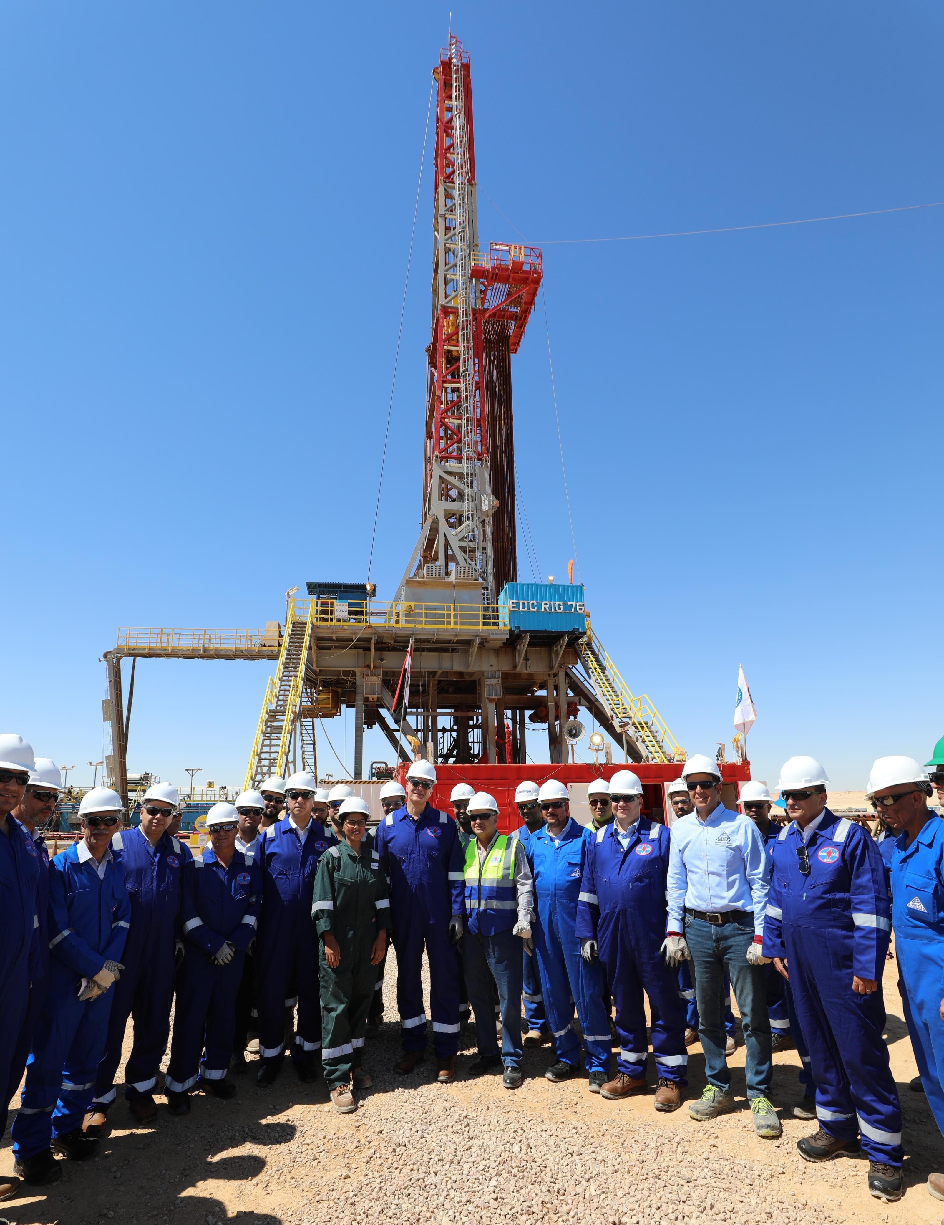وزير البترول مع العاملين بالحفار في الصحراء الغربية