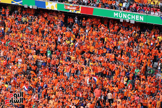 الجمهور الهولندى خلال مباراة رومانيا   (1)