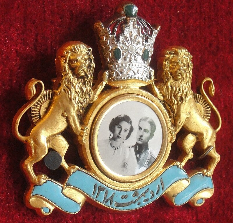 ميدالية نقشت عليها صورة محمد رضا بهلوي والملكة فوزية بمناسبة زواجهما