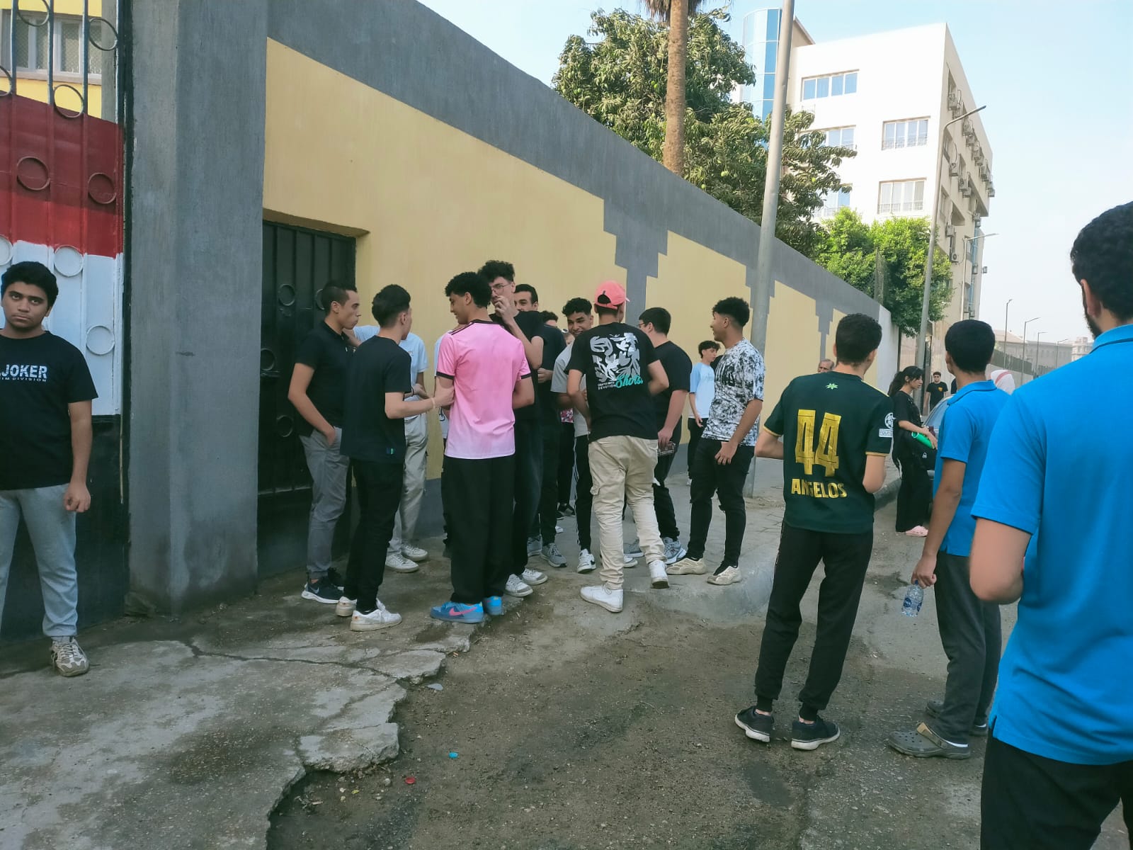 توافد طلاب الثانوية العامة على لجان مدرسة غمرة بالقاهرة