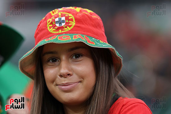 فتاة من جمهور البرتغال  تساند الفريق
