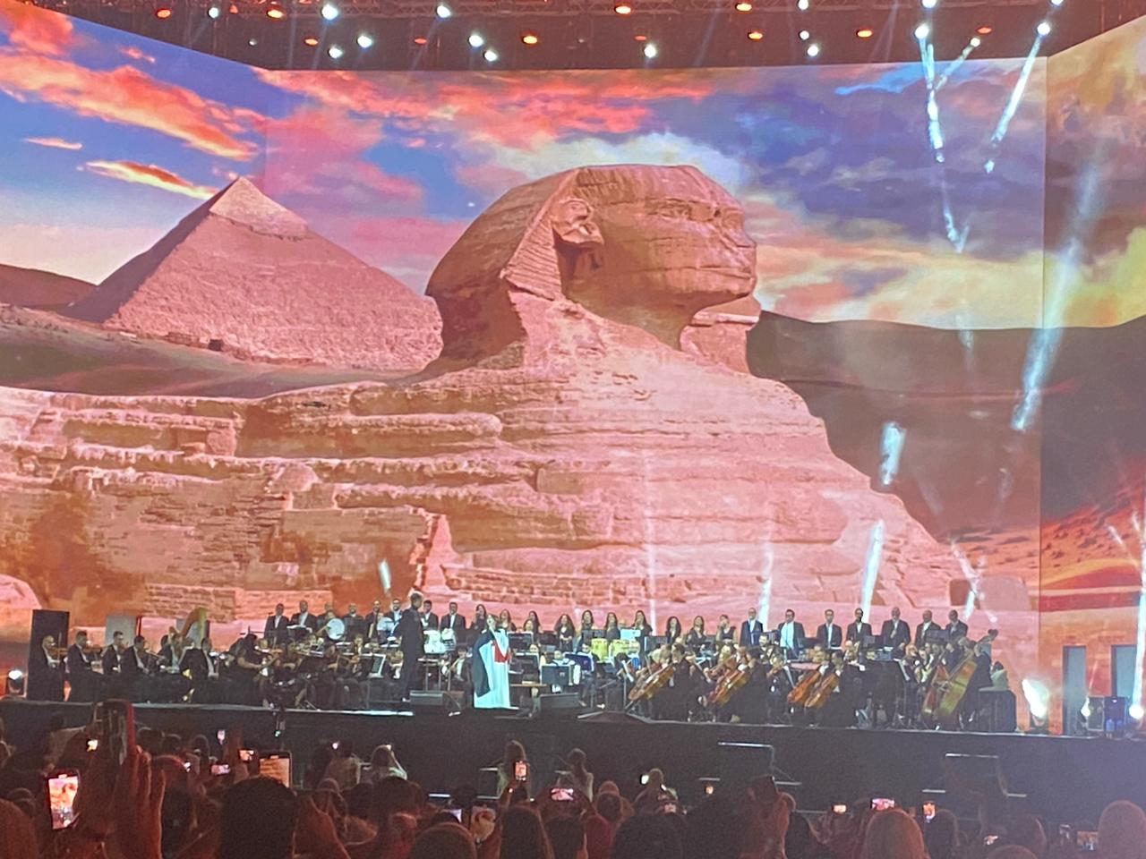 ماجدة الرومي ترفع علم مصر وتغني بحلف بسماها وبترابها بحفلها فى مهرجان العلمين (5)