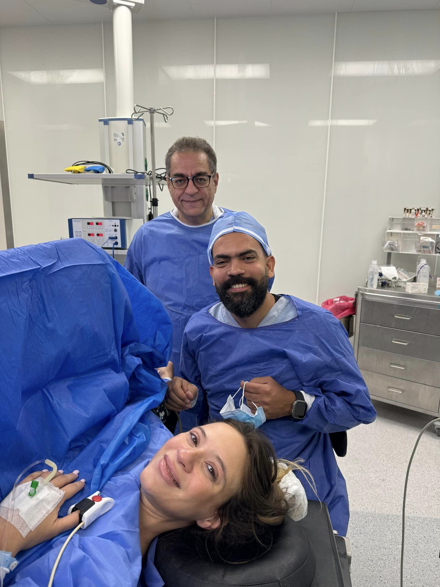 خالد عليش مع زوجته داخل غرفة العمليات