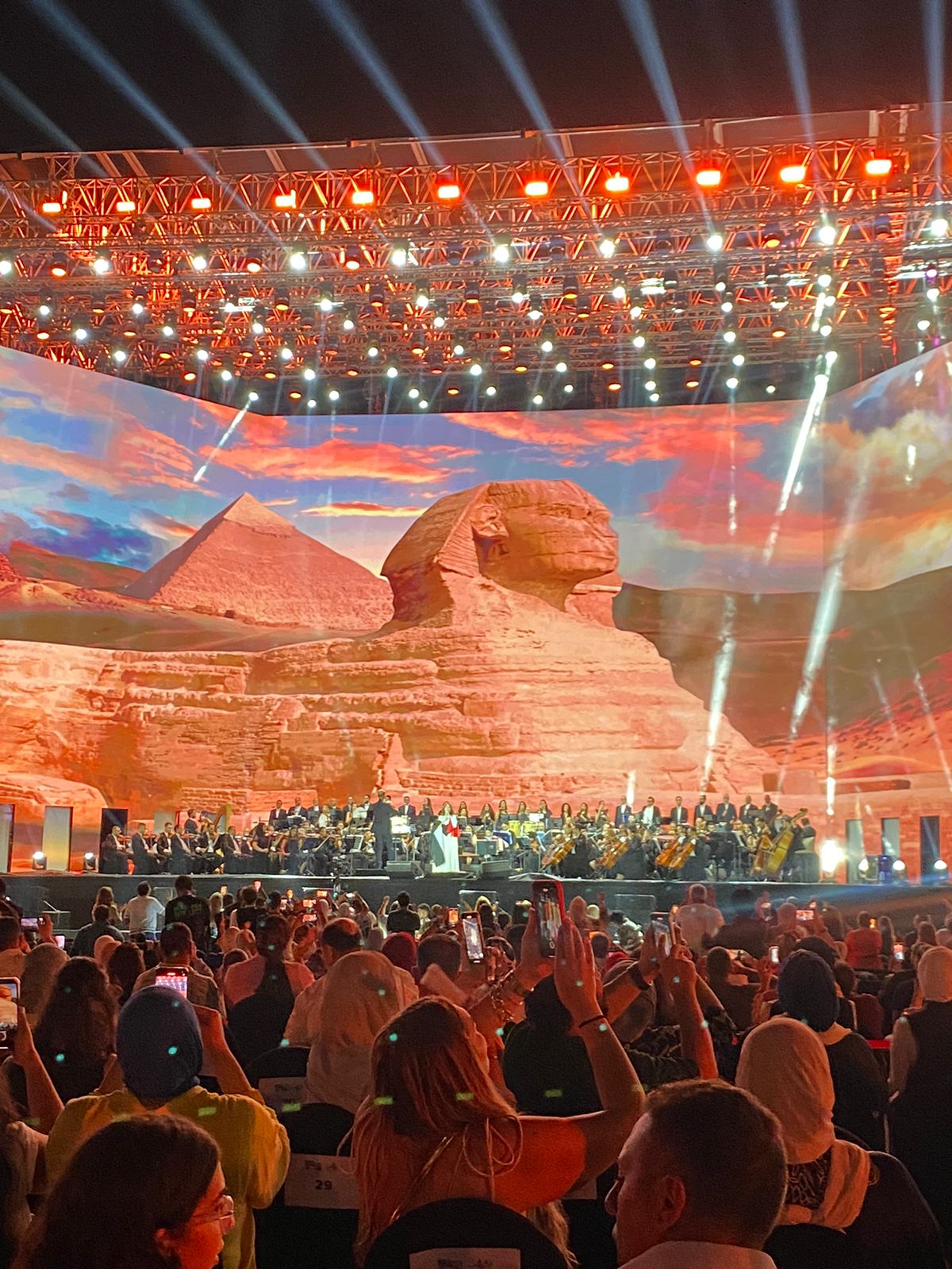 ماجدة الرومي ترفع علم مصر وتغني بحلف بسماها وبترابها بحفلها فى مهرجان العلمين (3)
