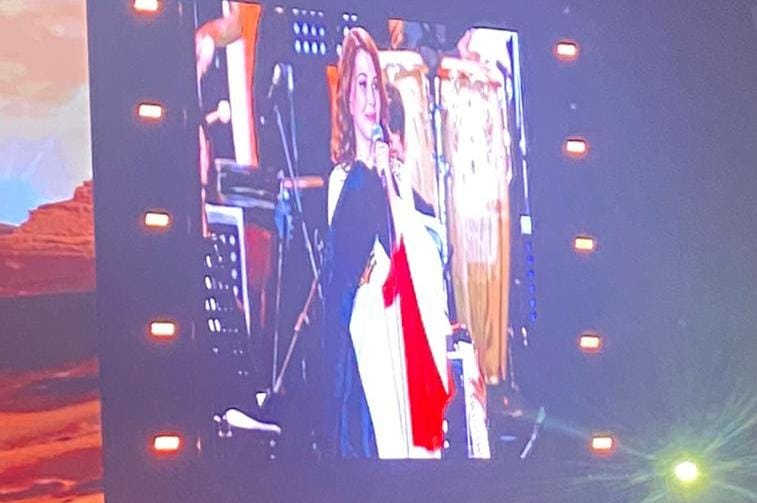 ماجدة الرومي ترفع علم مصر وتغني بحلف بسماها وبترابها بحفلها فى مهرجان العلمين (4)