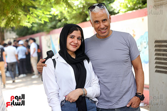 صورة تذكارية للطالبة سلمى مع والدها بعد انتهاء الامتحان