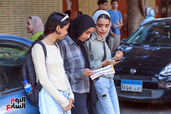 طالبات الثانوية يراجعن قبل امتحان الديناميكا