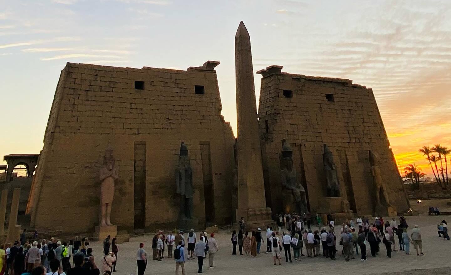 صورة اليوم.. إقبال سياحى كبير على معبد الأقصر بكورنيش النيل (1)