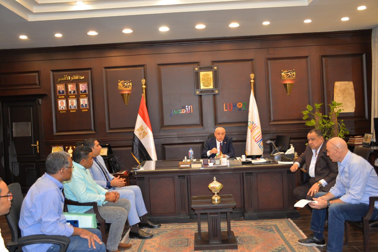 محافظ الأقصر يلتقى بوفد من شركة غاز مصر لبحث معوقات الأعمال