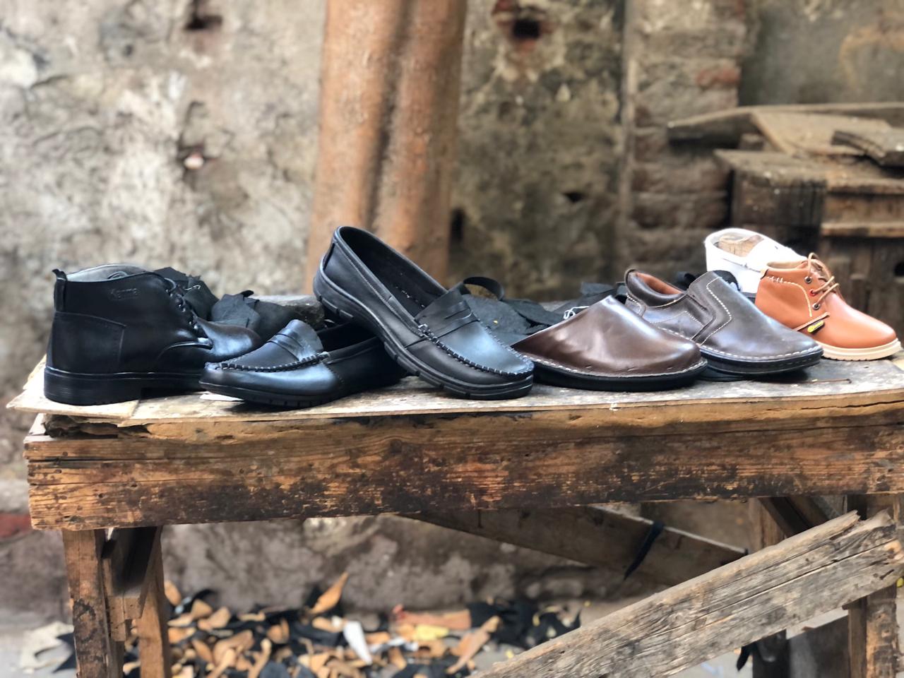 صناعة الأحذية يدويًا