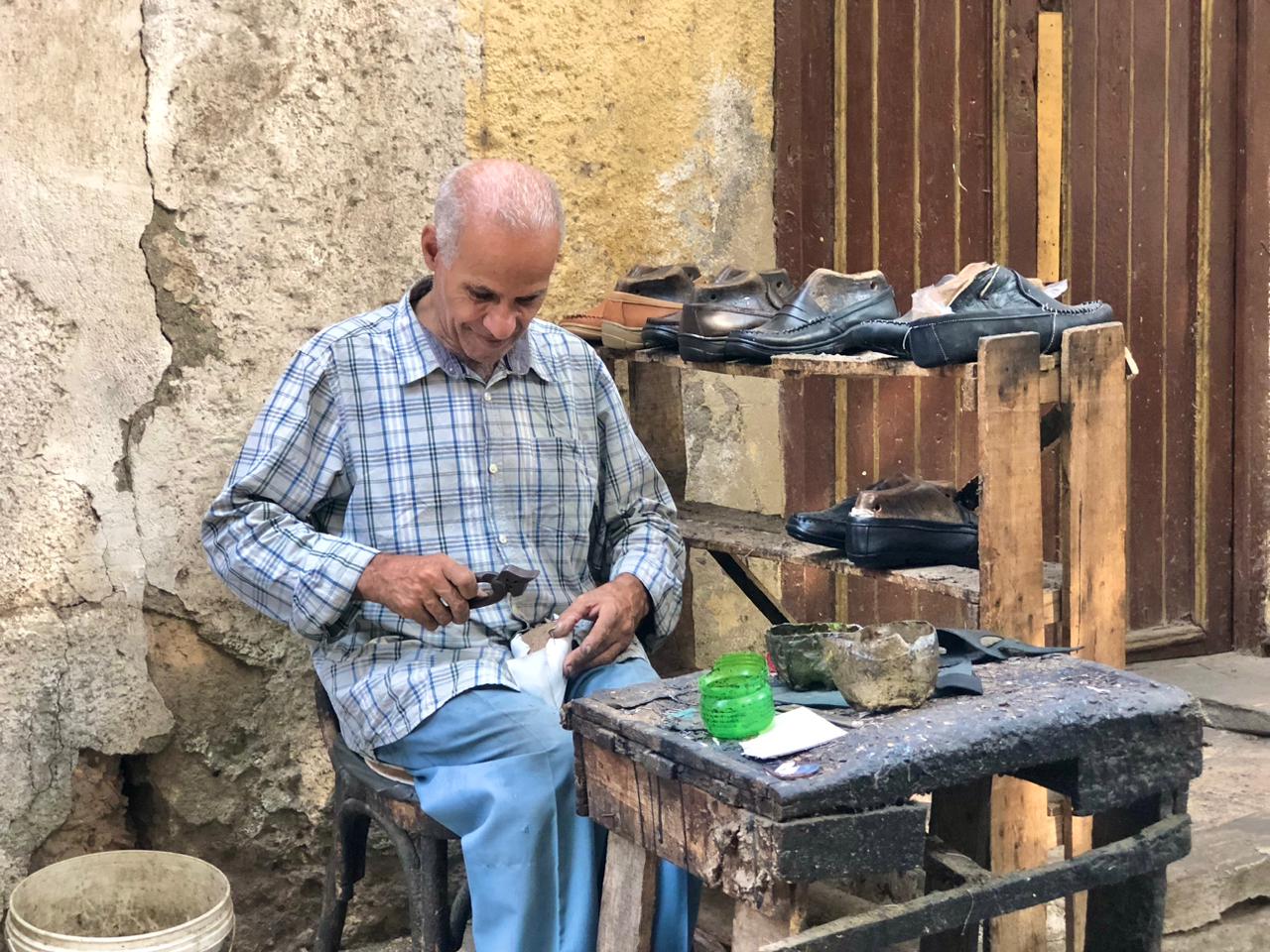 عم جمال أقدم صانع أحذية بالدرب الأحمر