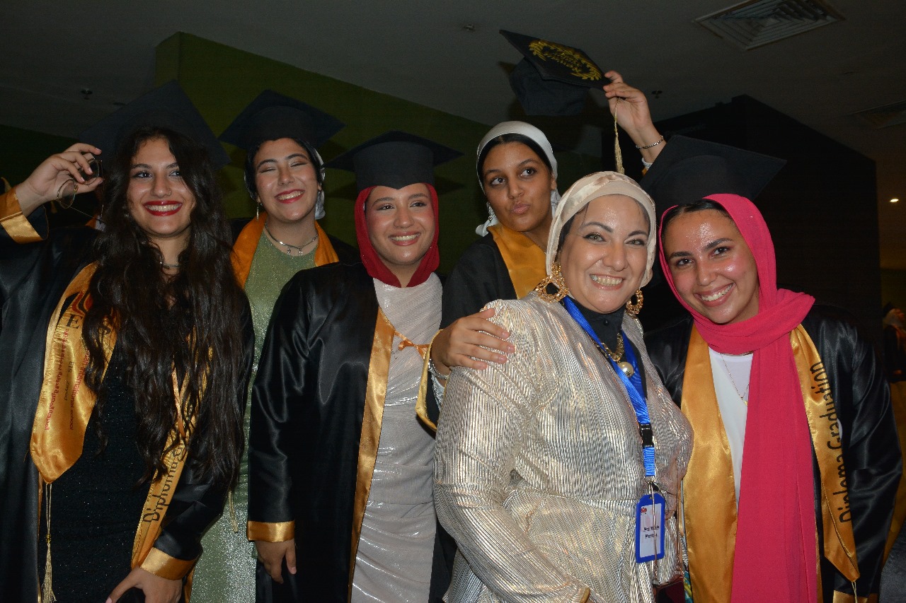 خريجات المدرسة المصرية الدولية مع المعلمين