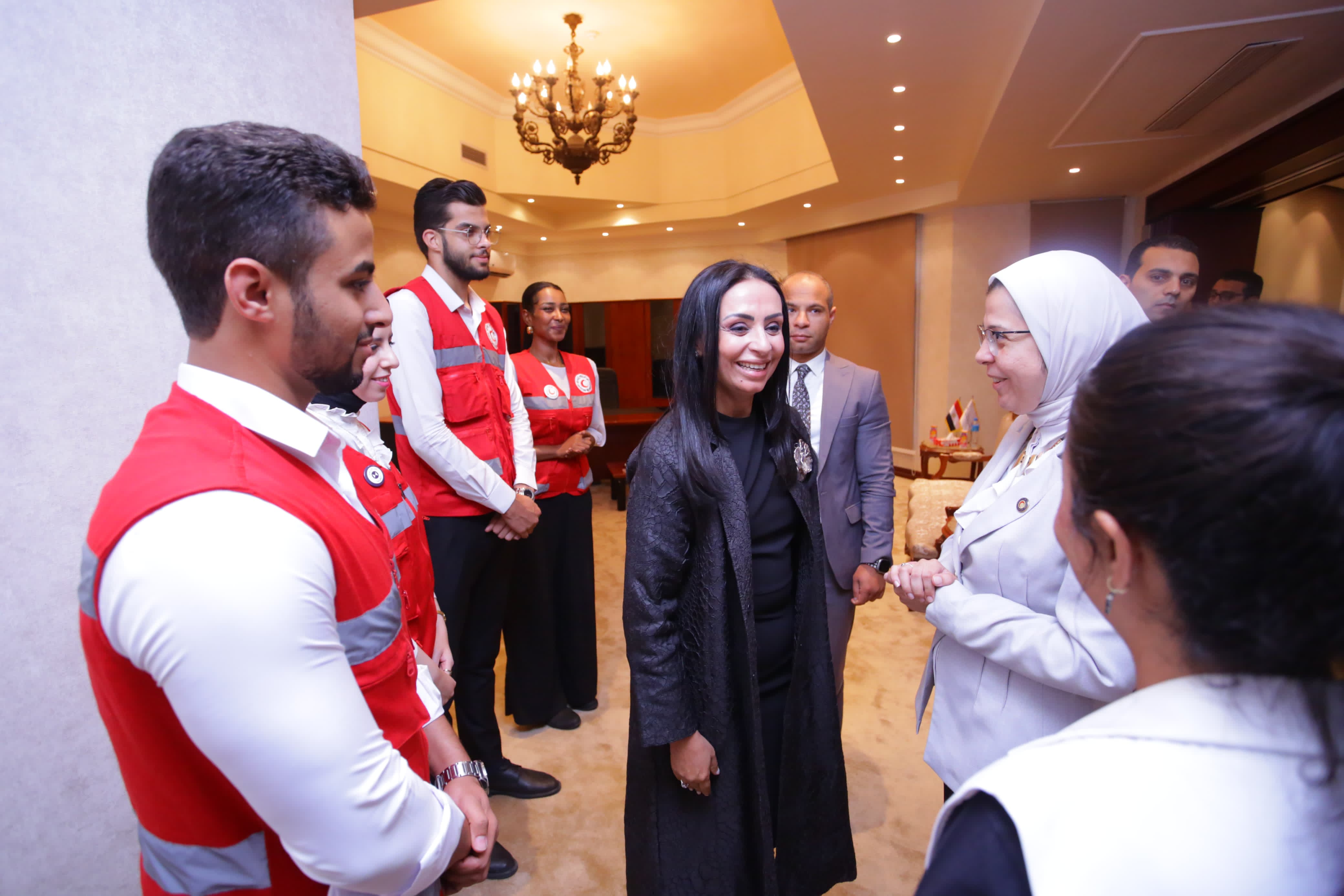 الدكتورة مايا مرسى وزيرة التضامن تتفقد المركز العام للهلال الأحمر المصرى