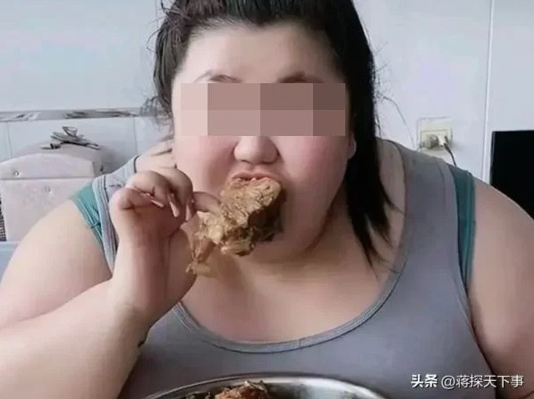 وفاة مؤثرة صينية بسبب الإفراط في تناول الطعام