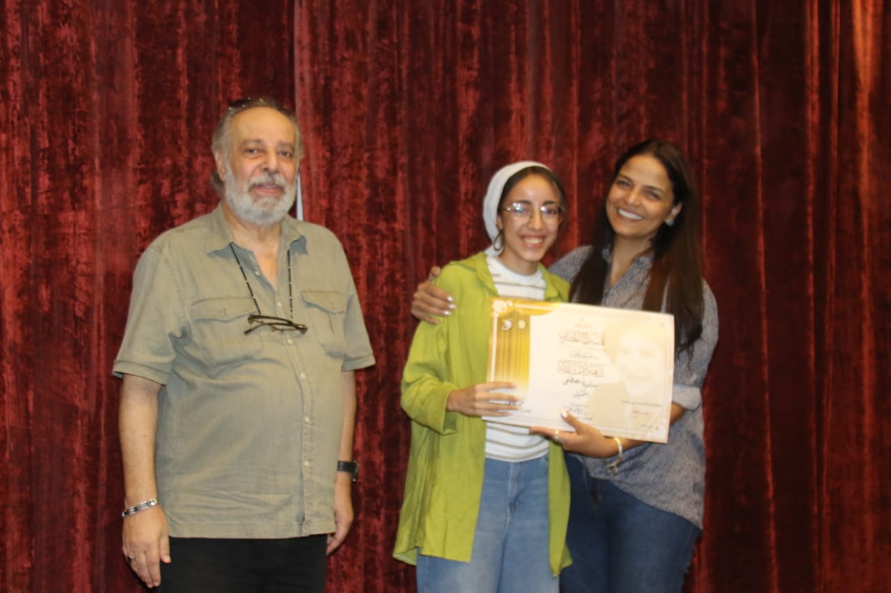 تسليم شهادات ورشة التمثيل للدكتورة هنادي عبد الخالق بمهرجان المسرح المصري  (13)