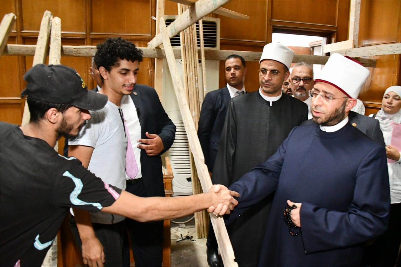 الدكتور أسامة الأزهرى مع عمال المسجد