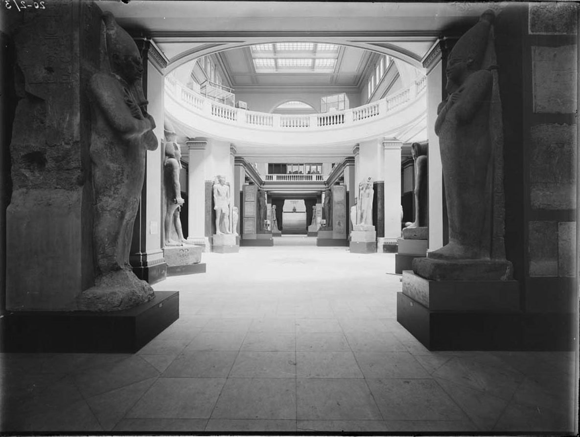 التماثيل الضخمة بالمتحف المصرى