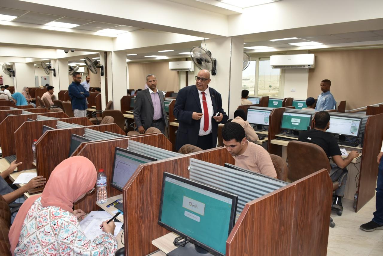 رئيس جامعة الأقصر يتفقد امتحانات نهاية العام بكلية الطب