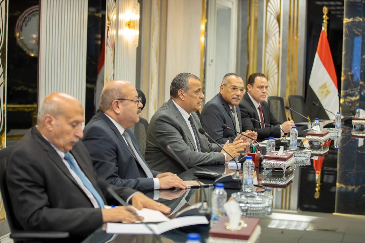 وزير الإنتاج الحربى يبحث مع وزيرى البيئة و الكهرباء مستجدات التعاون المشترك (6)
