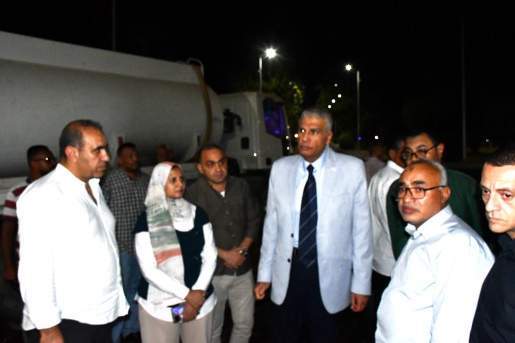 محافظ أسوان يتابع الجهود الميدانية لإصلاح الكسر المفاجئ في خط طرد كرور (1)