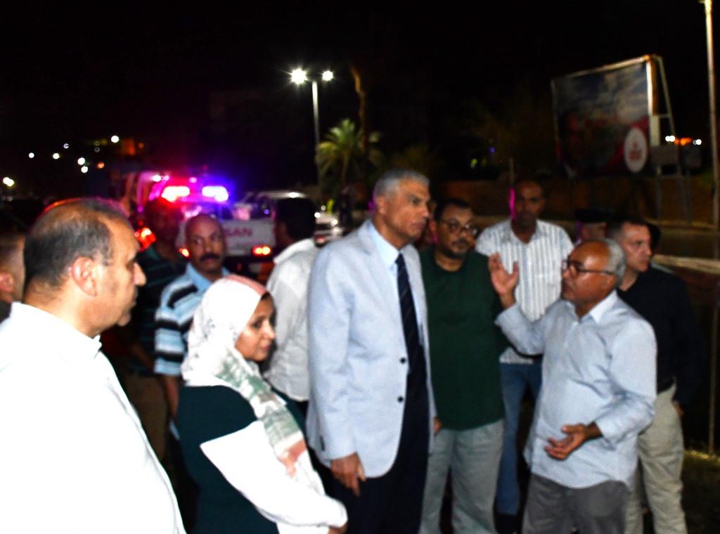 محافظ أسوان يتابع الجهود الميدانية لإصلاح الكسر المفاجئ في خط طرد كرور (3)