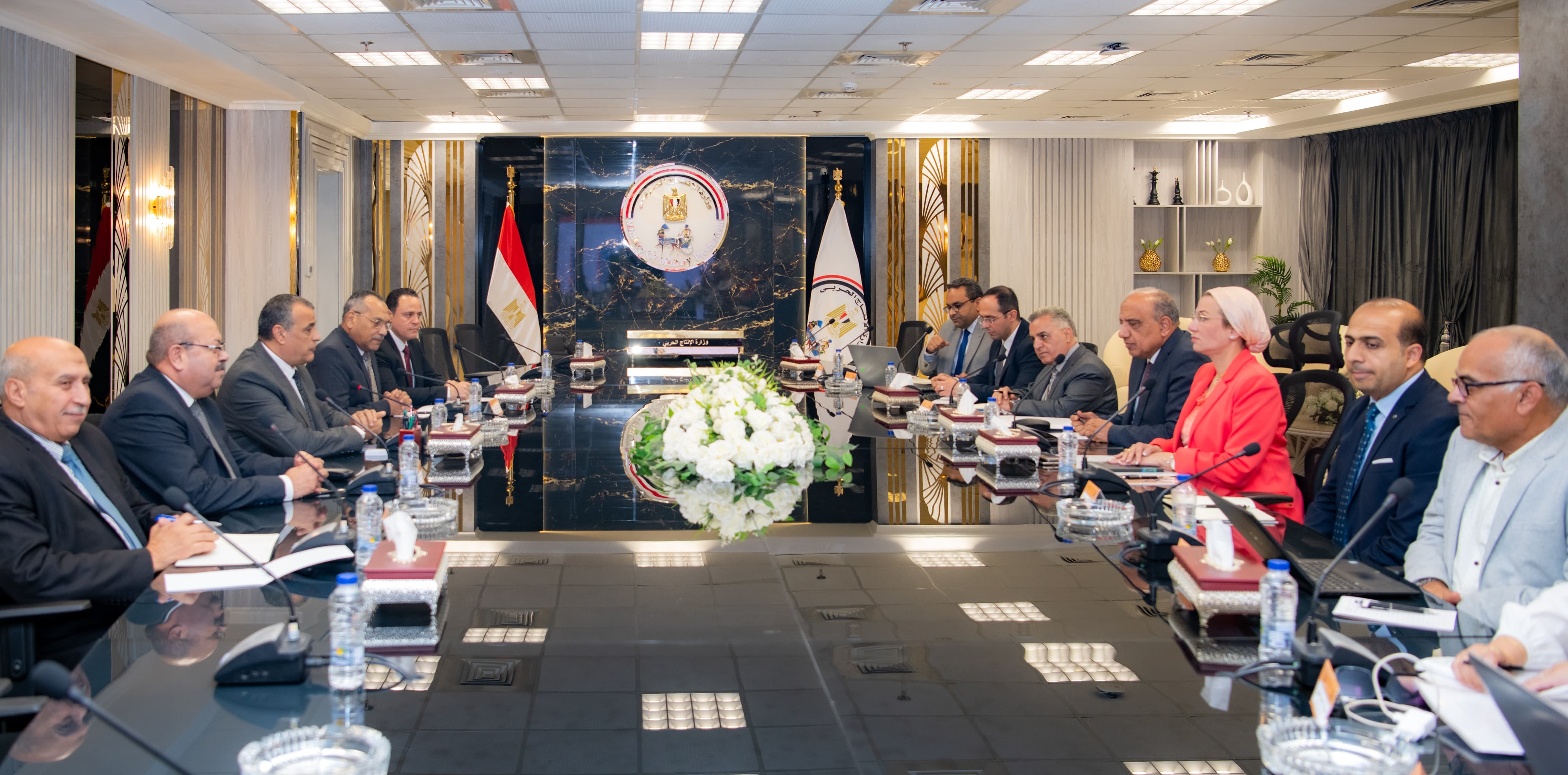 وزير الإنتاج الحربى يبحث مع وزيرى البيئة و الكهرباء مستجدات التعاون المشترك (7)
