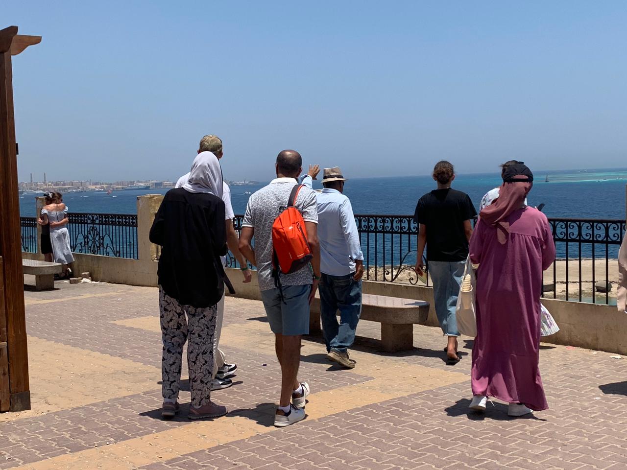 سياح عرب واوروبيون على الكورنيش بالغردقة 
