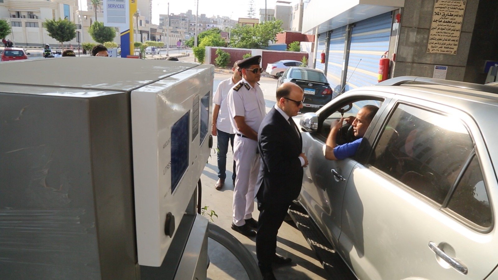محافظ كفر الشيخ بإحدى محخطات الوقود