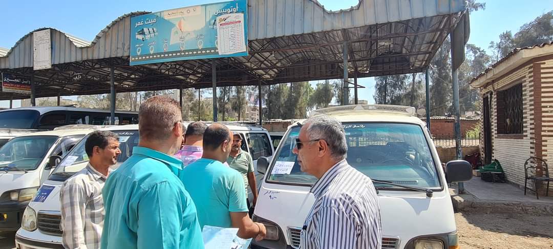 رئيس المنطقة الغربية يتفقد التزام السائقين بالتعرفة الجديدة